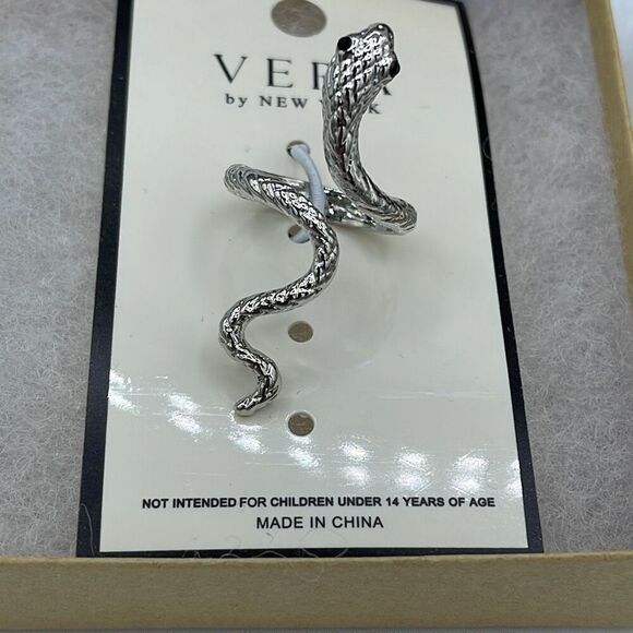 NWT Vera size 8 snake ring. - Picture 3 of 8
